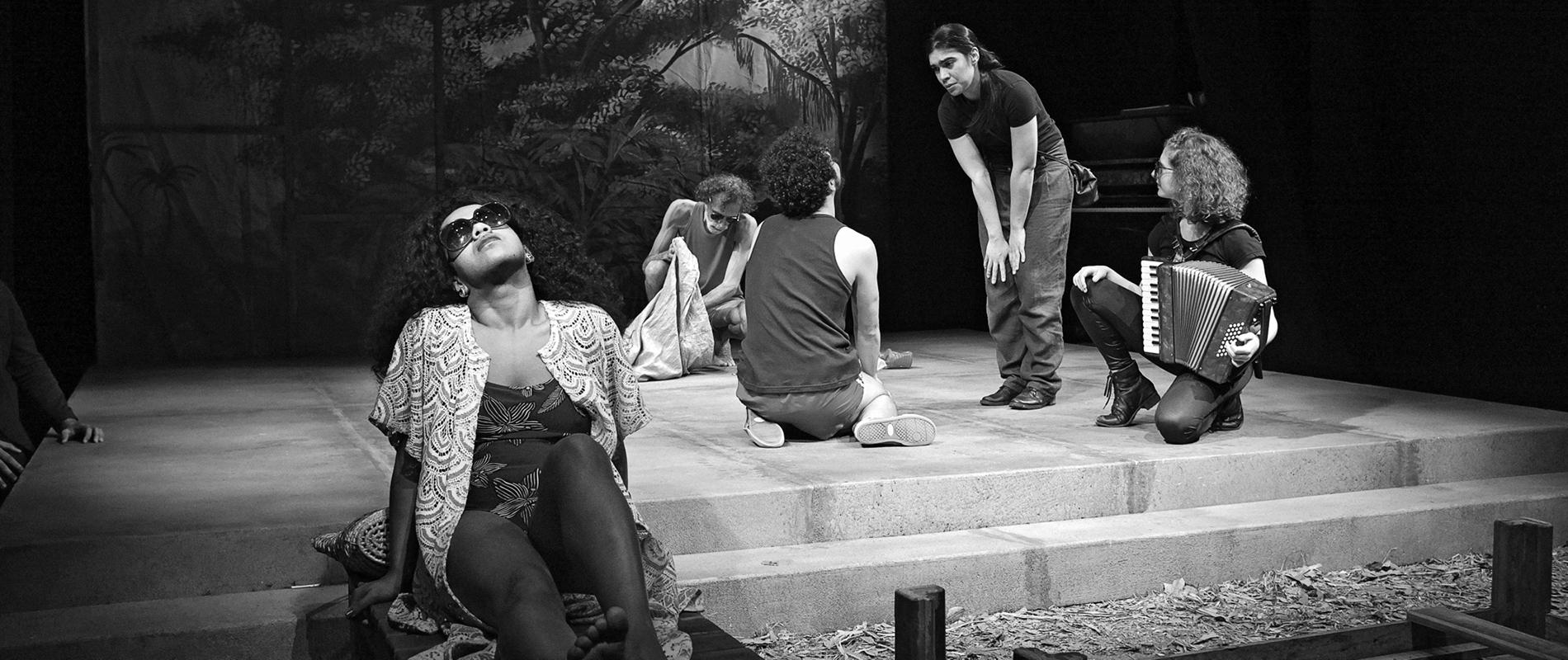 De um Brasil em crise, teatro para sentipensar: