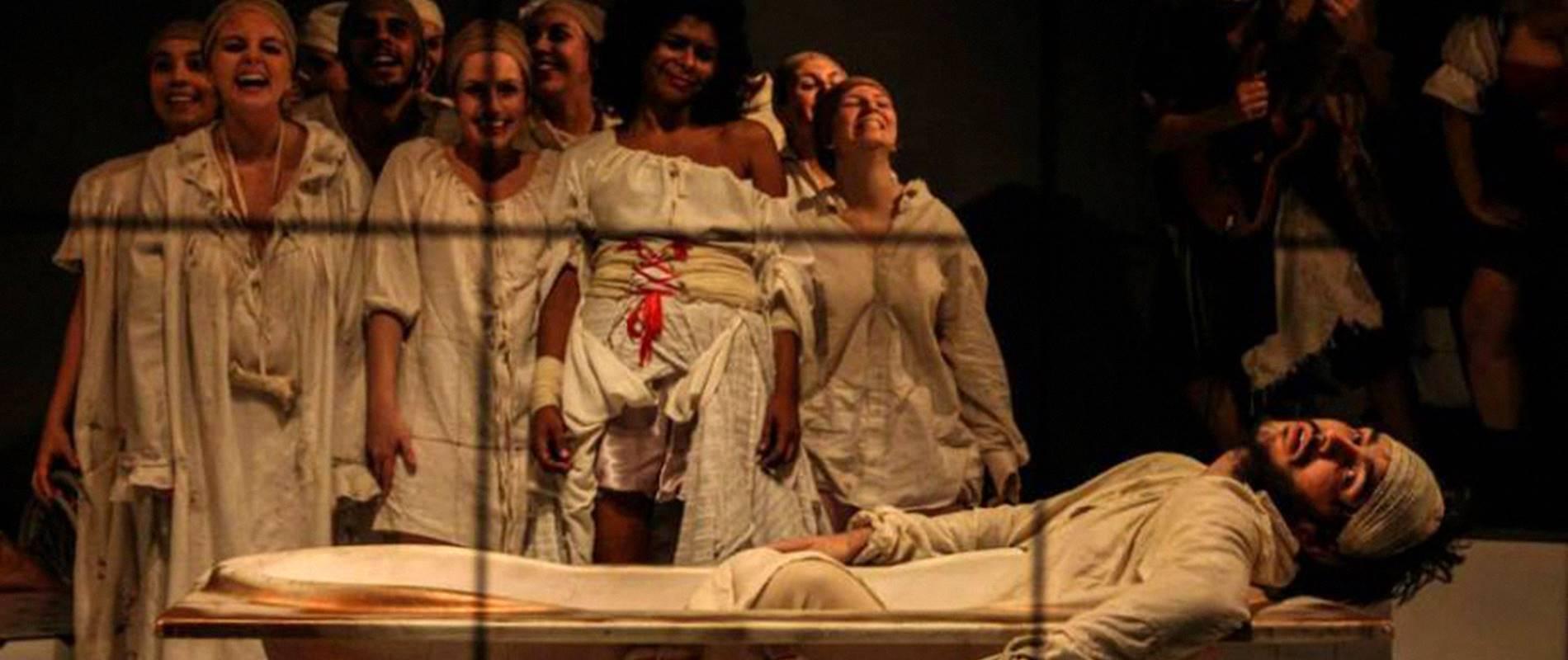 O teatro documental de Peter Weiss em um trecho de Marat/Sade